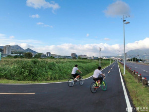 大臺北都會公園段主線自行車道已完成拓寬為全線4米寬雙向自行車道。（圖／記者黃村杉攝）