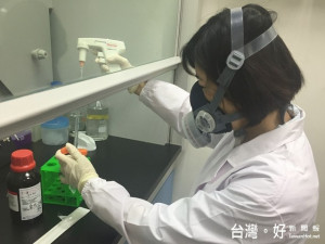 弘光科技大學執行食品微生物病毒類邊境查驗及市售食品衛生安全監

控，研究員犧牲假期，隨時待命檢驗，保障民眾食的安全。（記者陳

榮昌攝）