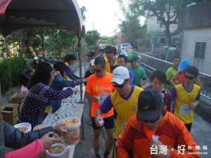 第四屆外埔區紅酒馬拉松嘉年華活動訂十二月四日隆重登場，計六千

名慢跑選手及變裝秀團體參加，盛況可期。（記者陳榮昌攝）