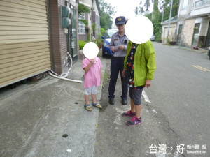 孩童自行外出迷途 警牽童返家找阿嬤