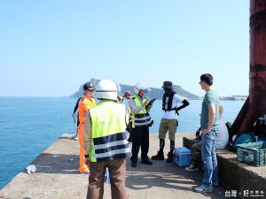 為保障釣客人身安全，不定時稽查取締港區非法垂釣行為。（圖／記者黃村杉攝）