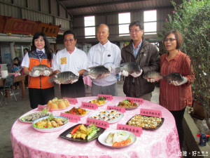 台灣鯛協會理事長陳連益（中）台南市南瀛養殖生產協會榮譽理事長蔡阿玉（右一）及理事長周志亮（左二）等人呼籲透過台灣鯛推廣品嚐會，讓民眾品嚐到台灣鯛美味，政府重視產銷問題。（記者邱仁武／攝）