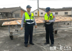 烏魚子盛產季到來，北港警方加強養殖場及加工廠、曬場的巡邏密度，亦結合民力全面護「黑金」。（記者陳昭宗拍攝）