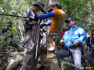 東勢林區管理處辦理巡山護管員山地訓練，學員接受特戰教官指導，吸收野地技能。（圖／東勢林區管理處提供）