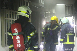 雲林斗南第二市場大樓B棟2樓套房，昨日深夜發生一起男子焚亡的離奇火警。（記者簡勇鵬攝）