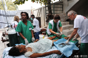 52722                     Carrefour, OCA surgery makeshift area outside the building of the Carrefour hospital. Patient with 2 broken legs. Haitian doctor Adesca, Surgeon Paul McMaster and German nurse Anja Wolz