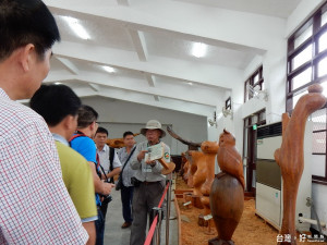 東勢林業文化園區展出木雕藝術，並有導覽解說服務。（記者黃玉鼎攝）