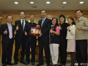 昇恆昌董事長江松樺捐贈復康巴士，市長朱立倫回贈獎牌及復康巴士紀念模型。（圖／記者黃村杉攝）