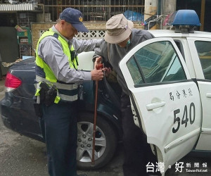 老翁代步的電動四輪車故障在路上，北辰所警員巡邏時發現，熱心聯繫維修人員來協助，並護送老翁安全返家。（記者陳昭宗拍攝）