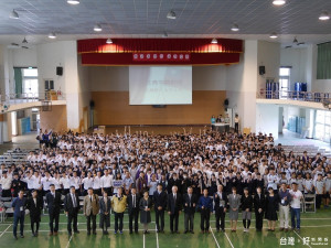 日本靜岡商校學生參訪新社高中，受到全校師生的熱情歡迎。（記者黃玉鼎攝）