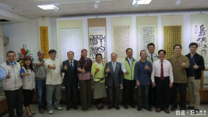 北門東隆文化中心舉辦「我愛鄉土書畫聯展」，董事長侯正仁（左5）與五位參展人及來賓在作品前歡喜合影。（記者邱仁武／攝）