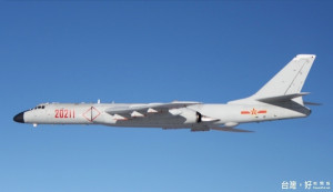 11月25日中國解放軍派出6架軍機，從台灣外海繞行本島一圈進行遠航訓練，國防部表示共軍此舉未來恐成常態。（圖／Wikipedia）