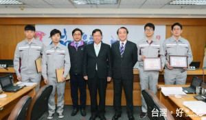 桃園市長鄭文燦表揚桃園捷運公司派往英國受訓返國同仁。