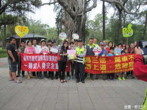 佳里分局在中山公園為高齡者分送LED臂帶燈及單車反光燈具保護安全，由里長林佩玲（左）代表接受。（記者邱仁武／攝）