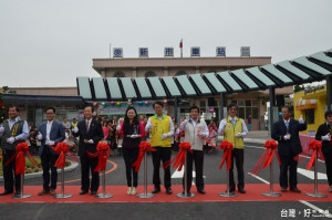 新市車站站前轉乘環境優化改善工程落成啟用典禮，由副市長顏純左（中）等人主持落成啟用典禮。