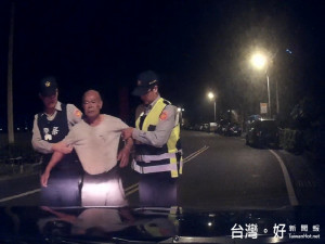 霧峰警方救助路倒老翁。林重鎣攝