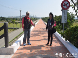 大安區長周琇茹八日勘查大甲溪健康步道新建設，真說亮又實用，希

望民眾愛惜使用，公所將規畫並爭取延長，以爭取觀光收益。（記者

陳榮昌攝）