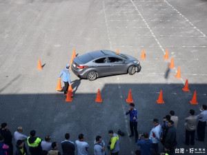 東勢警分局開辦「員警汽車安全駕駛訓練班」，邀請專任講師授課，以提升員警執勤安全。（記者黃玉鼎攝）