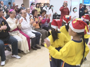 溫馨聖誕醫院點燈 期許照顧更多長者