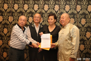 前議員蕭琇仁與藍田書院捐塔位予弱勢家庭往生者。