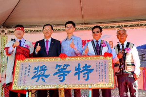 2016台灣高山茶王冬茶賽特等獎由新東興茶業黃名江奪得，縣長林明溱(左2)到場頒發特等獎匾額。