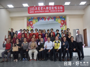 大甲區西岐里十一日舉辦「105年度老人聯歡歌唱、藺草編織展示，場

面熱鬧，編織成員與來賓合影留念。（記者陳榮昌攝）