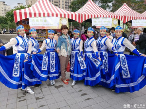 國際移民日萬花筒園遊會在桃園藝文園區舉行，桃園市新移民協會理事長楊慧青與新住民合影