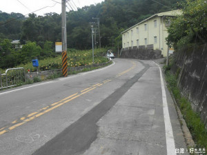 石岡區萬仙街路面有龜裂、高低不平，建設局十二日啟動路平專案，預計十二月底完成。（記者黃玉鼎攝）