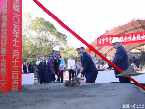 山城地區首座公立殯葬設施「東勢白鶴亭」，十三日由市長林佳龍（中）等人士舉行動土儀式。（記者黃玉鼎攝）