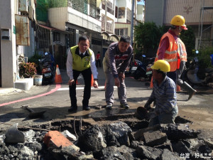 南區三官路居民飽受積水之苦，市議員呂維胤發現三官路89巷口污水道根本沒溝壁，巷口長約三米污水道整個被水泥掩蓋，底下僅埋設一支長約三米、兩吋寬水管，痛批草率驗收要求究責。