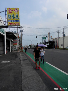 市府交通局在遠東科技大學至新市火車站間、南區永華國小校門口完成2處標線型人行道，讓通學行人更安全。