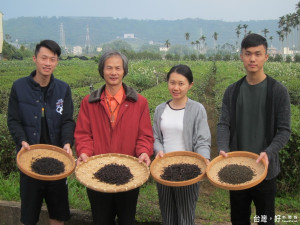 神農獎得主陳錦昌與團隊展示自製的節氣茶。（記者扶小萍攝）  