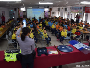 東勢國小學童到東勢警分局參訪，派出所女警陳靖軒為學童講解警察工作、裝備，並宣導婦幼安全。（記者黃玉鼎攝）