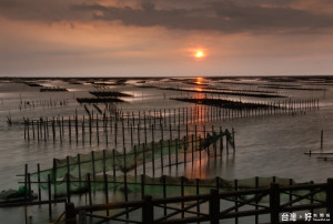 臺南七股區為臺灣本島極西之境太陽最後落下處，為夕陽美景聖地，白色鹽田、漁塭阡陌、潟湖蚵架，美不勝收。