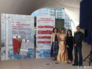 臺中國家歌劇院副總監林佳峰跟聖誕系列活動之參與團隊介紹活動內容。（記者賴淑禎攝）