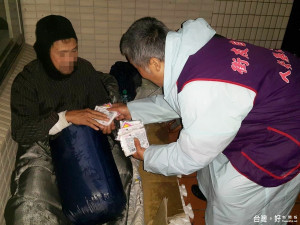 首波冷氣團來襲，人安基金會啟動防寒機制，夜訪街友給予及時援助