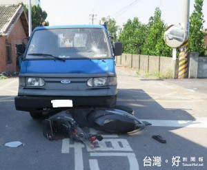 老翁騎乘機車未戴安全帽，不慎與自小貨車發生路口交岔撞，經送醫不治死亡。（記者陳昭宗拍攝）