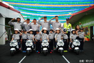 南投分局舉辦小小警察營讓幼童保護自己。（記者扶小萍攝）