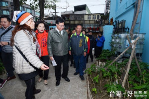 鄭市長表示，桃園以社區營造方式推動低碳社區，讓社區產生環保力量。 
  