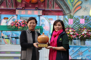 市長宋懷琳為青山茶新品種特等獎得主莊佩君頒獎。（記者扶小萍攝）