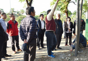 縣長李進勇一大早便會同秘書長黃玉霜與相關單位及施工、監造單位代表前往燈區現勘。（記者蘇榮泉拍攝）