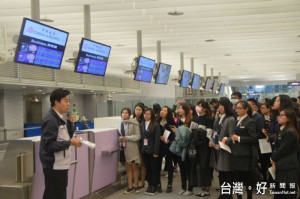 桃園境內四所大專院校19O位學生，熱血加入桃園機場捷運線志工行列。