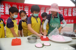 傳承古早技藝美味　二水阿嬤教導學童動手做紅龜粿