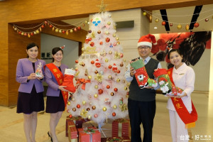 聯新國際醫療集團張煥禎總執行長(右二)宣傳邀請民眾參加聖誕週系列活動。
