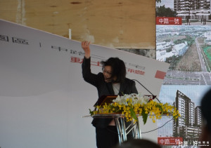 蔡英文總統出席桃園市中路二號基地社會住宅動土典禮演說時，後方背板遭強風吹落砸中頭部。