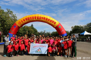 
圖:桃園市大溪國中男女藍球隊在全市比賽中獲得參加全國的比賽權，所有隊員及師長們欣喜若狂。(記者陳寶印攝)