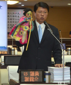 議員謝龍介在質詢時再度請出「秘雕」高喊「反台獨」，要求賴清德公開對此表態，賴清德堅持台獨的立場不變。