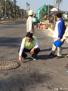 台南市生產路短短1200公尺就有139個人孔蓋，路況顛簸不已。市議員陳金鐘（中）邀市府地政局、工務局及中華電信、台電等管線單位會勘，要求改善。