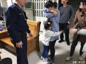 管樂人潮沖散母女 熱心暖警助重逢