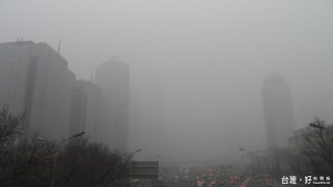 近日中國包含北京、天津、河北中南部等地，均出現嚴重的霾害，空氣品質極度不良。（圖／Wikipedia）